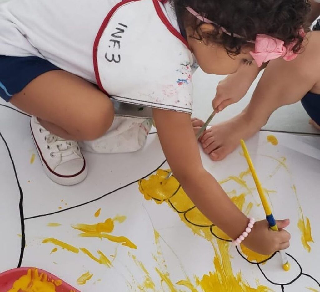 A criança na educação infantil explora os sentidos em tudo que faz.