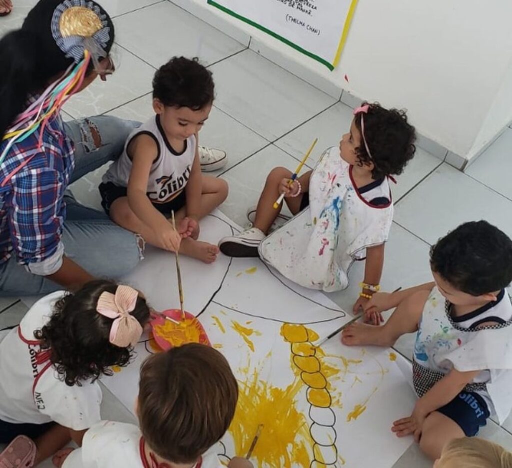 A criança na educação infantil explora os sentidos em tudo que faz.
