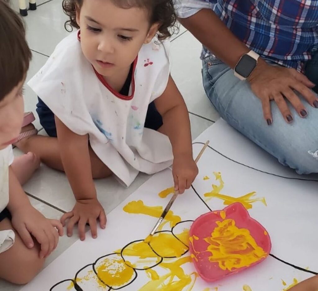 A criança na educação infantil explora os sentidos em tudo que faz.