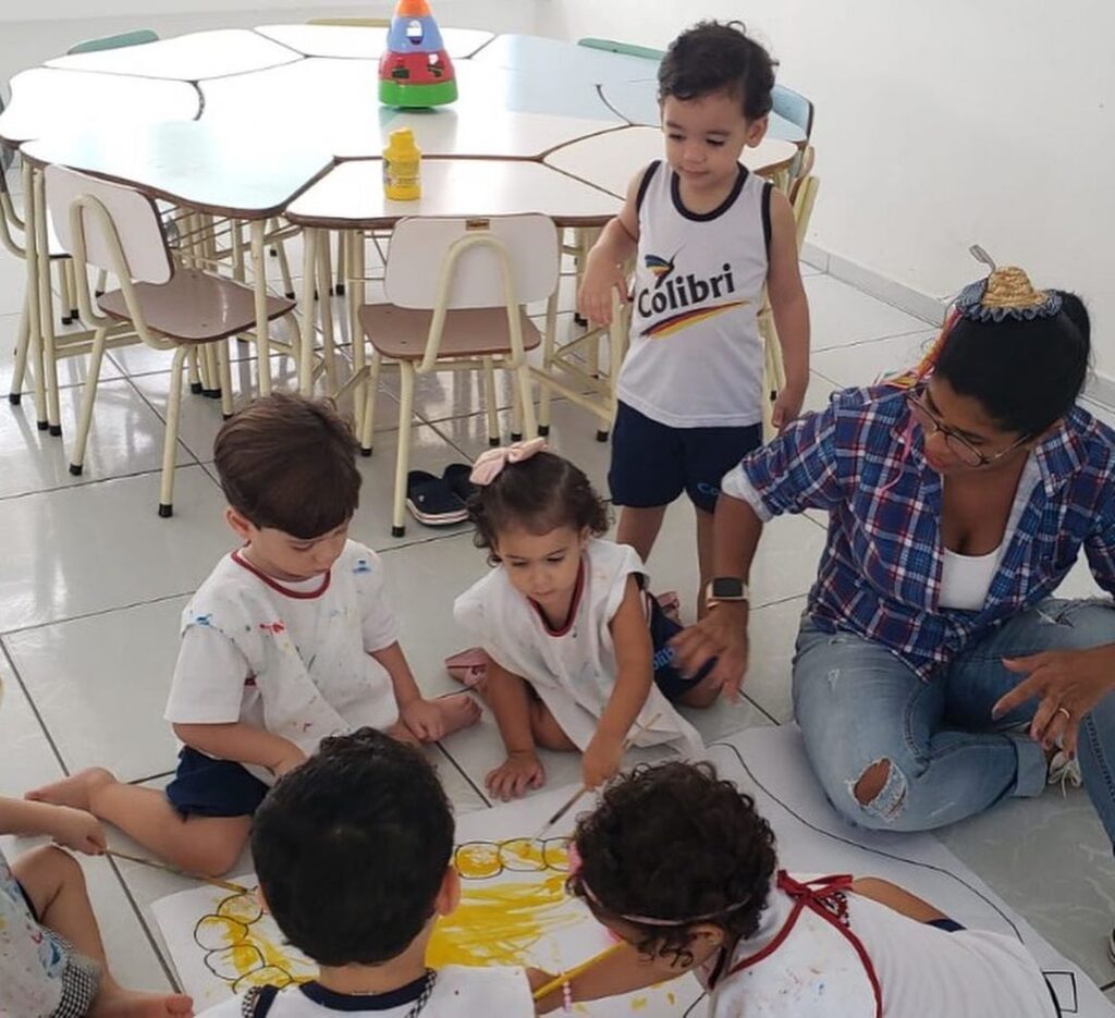 A criança na educação infantil explora os sentidos em tudo que faz.