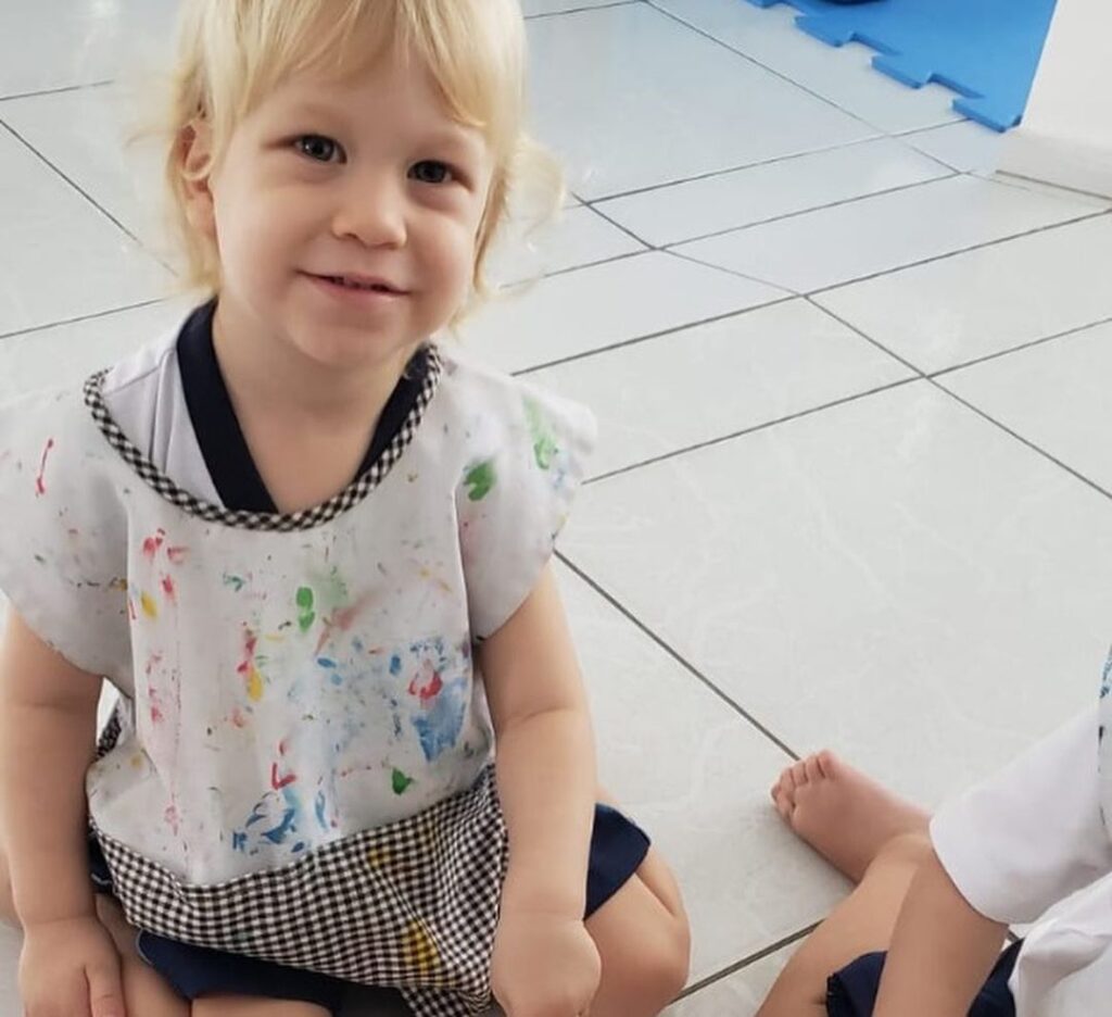 A criança na educação infantil explora os sentidos em tudo que faz.