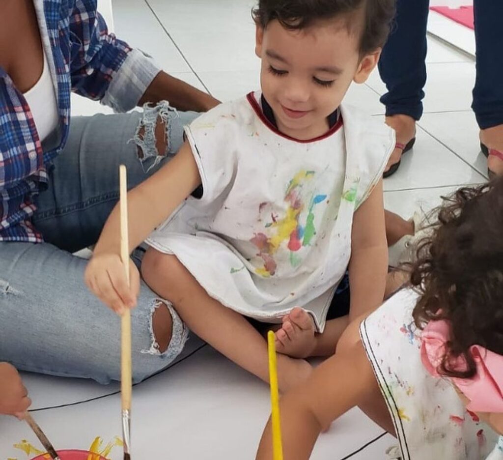 A criança na educação infantil explora os sentidos em tudo que faz.