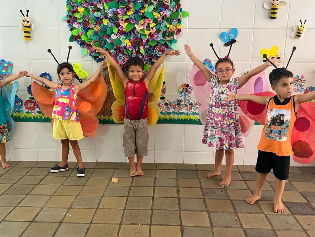 A primavera chegou e junto com ela muitos bichinhos de jardim começaram a surgir e a se multiplicarem, como a formiga, a abelha, a borboleta e a joaninha.