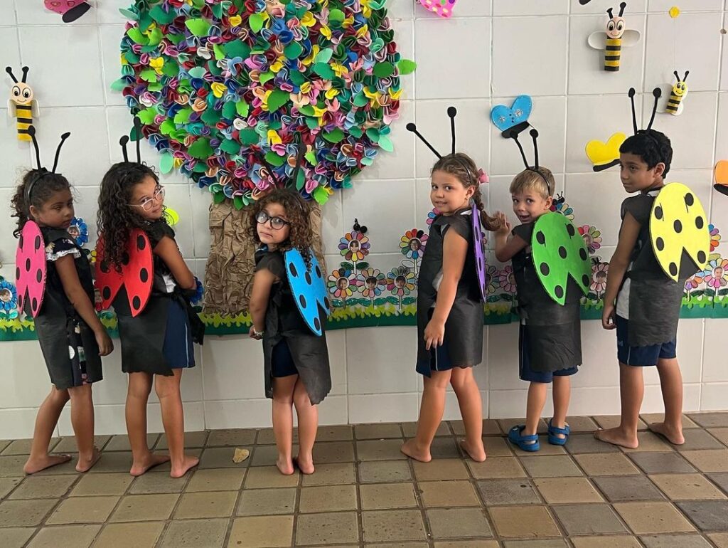 A primavera chegou e junto com ela muitos bichinhos de jardim começaram a surgir e a se multiplicarem, como a formiga, a abelha, a borboleta e a joaninha.