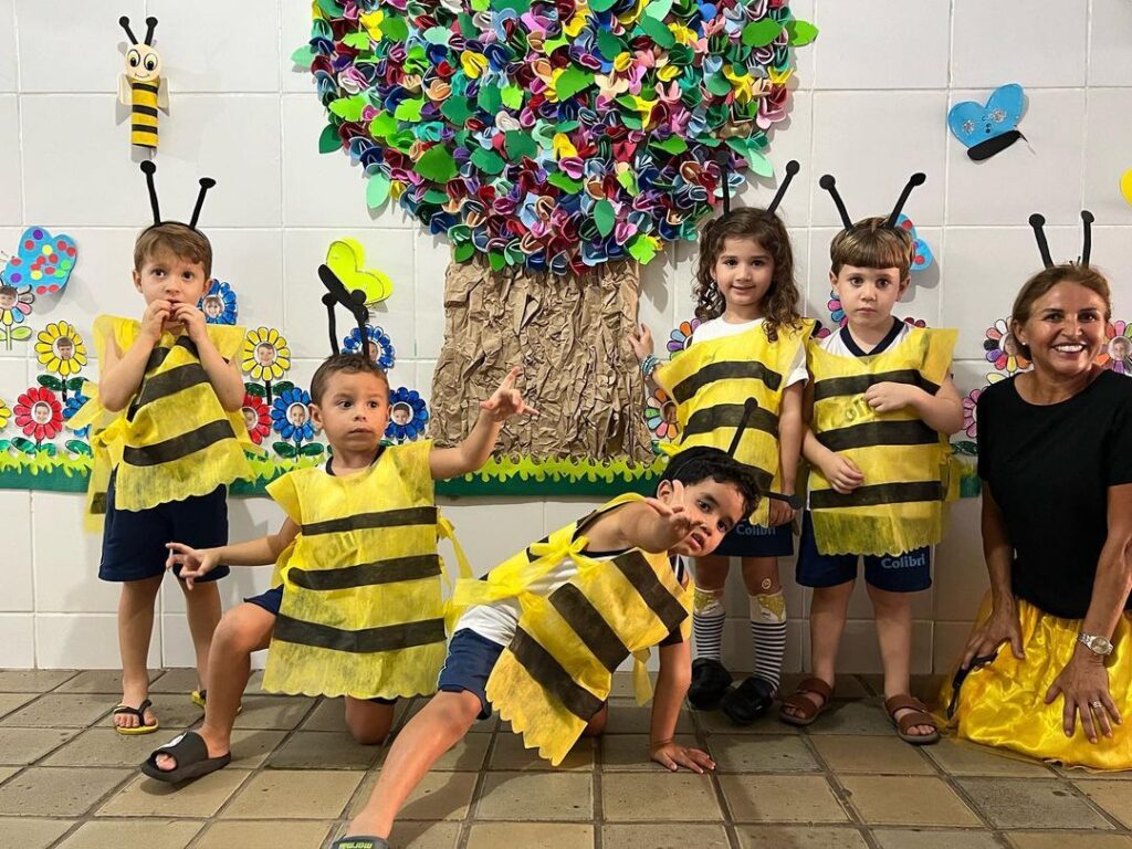 A primavera chegou e junto com ela muitos bichinhos de jardim começaram a surgir e a se multiplicarem, como a formiga, a abelha, a borboleta e a joaninha.