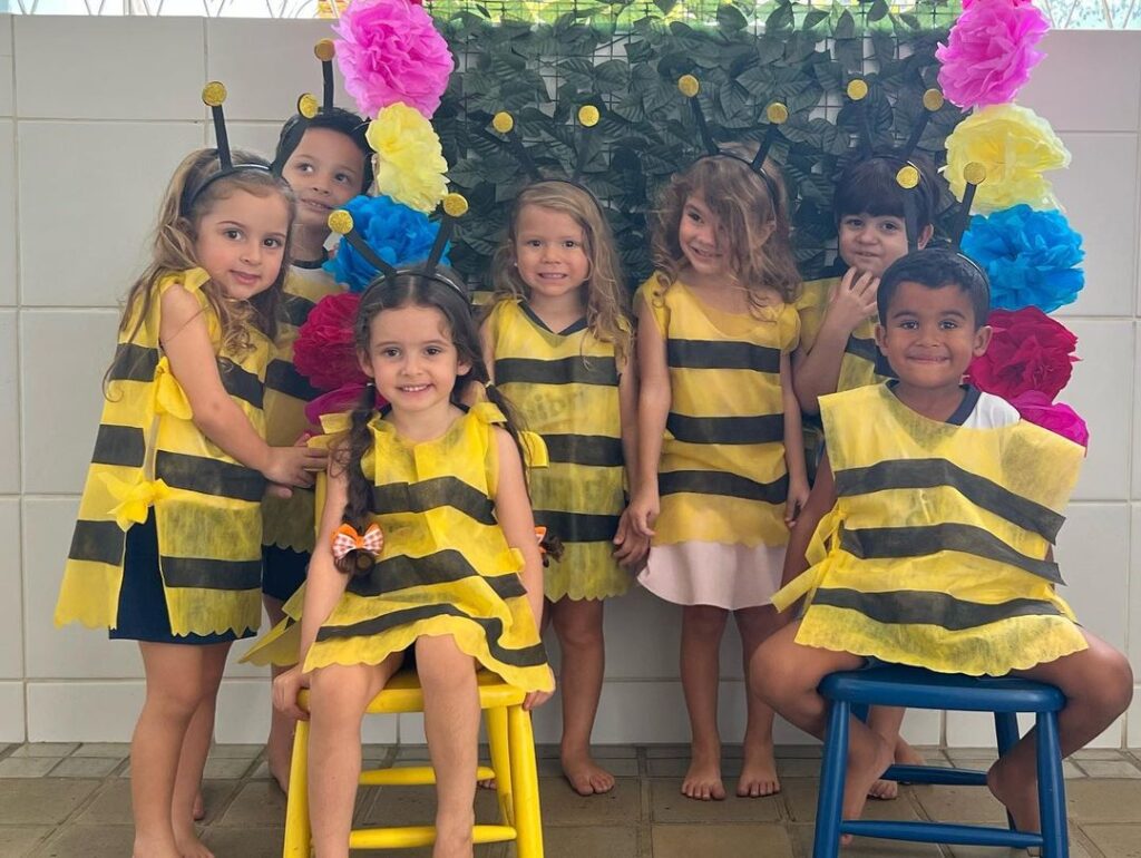 A primavera chegou e junto com ela muitos bichinhos de jardim começaram a surgir e a se multiplicarem, como a formiga, a abelha, a borboleta e a joaninha.