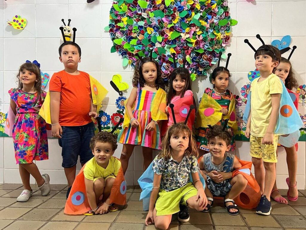 A primavera chegou e junto com ela muitos bichinhos de jardim começaram a surgir e a se multiplicarem, como a formiga, a abelha, a borboleta e a joaninha.