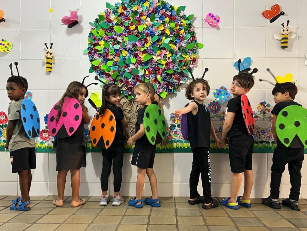 A primavera chegou e junto com ela muitos bichinhos de jardim começaram a surgir e a se multiplicarem, como a formiga, a abelha, a borboleta e a joaninha.