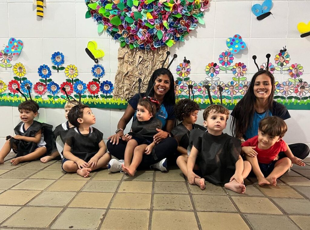 A primavera chegou e junto com ela muitos bichinhos de jardim começaram a surgir e a se multiplicarem, como a formiga, a abelha, a borboleta e a joaninha.