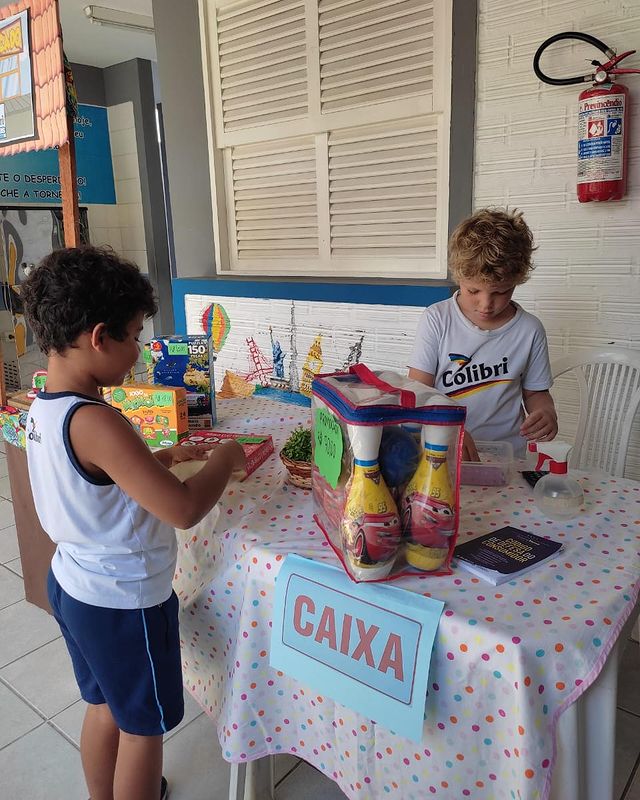 Trabalhando a matemática e aprendendo o valor do dinheiro, os alunos do 1º ano simularam um mercado fazendo compras e pagando por elas.