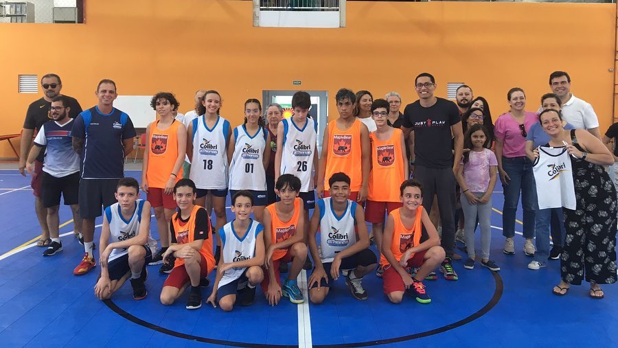 No último sábado, a equipe de basquete do Colibri Athenas venceu o time da escola Maple Bear por 49 X 39, em jogo amistoso.
