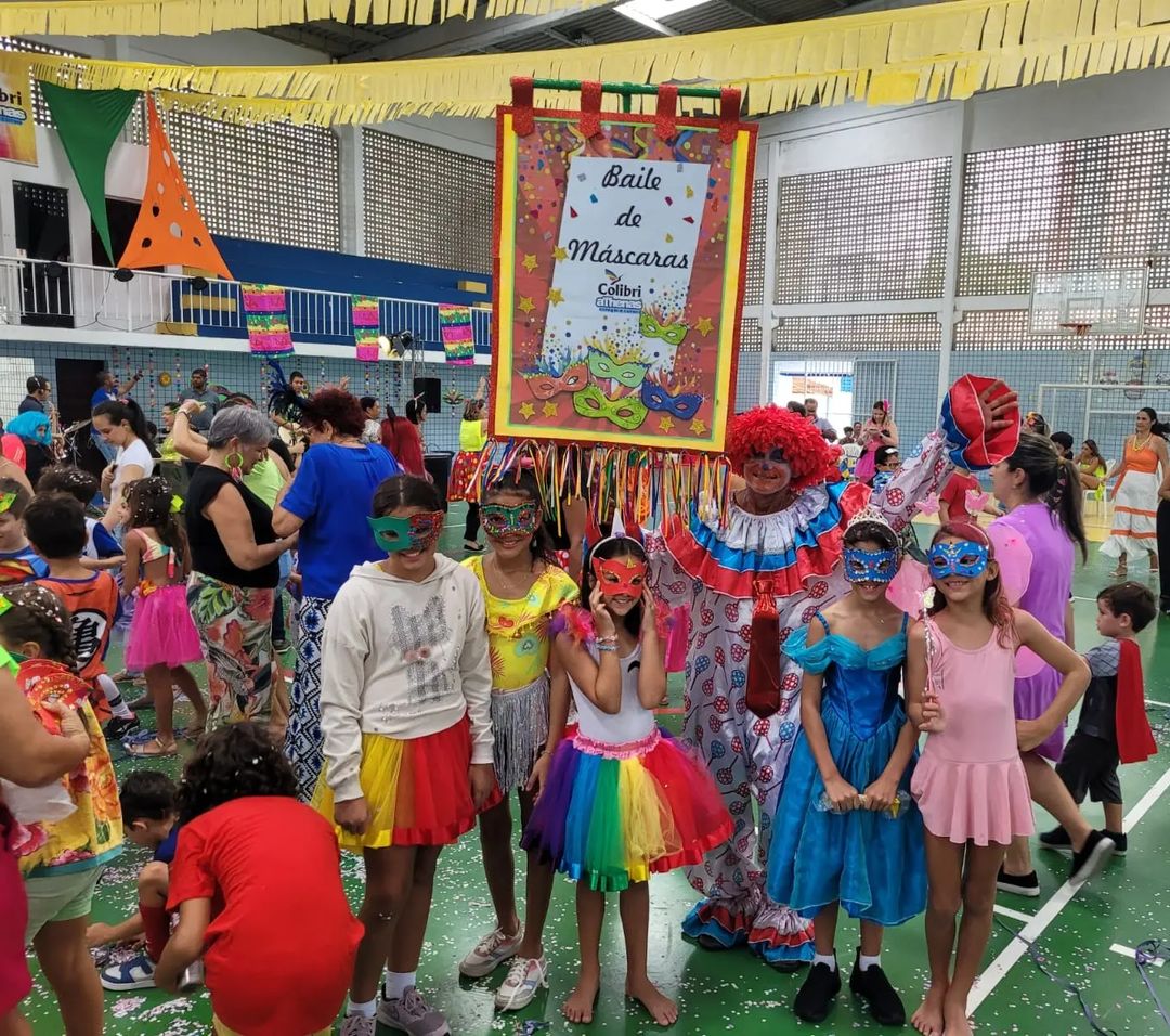 Carnaval muito agitado e cheio de fantasias coloridas foi o que tivemos aqui no Colibri Athenas essa manhã!