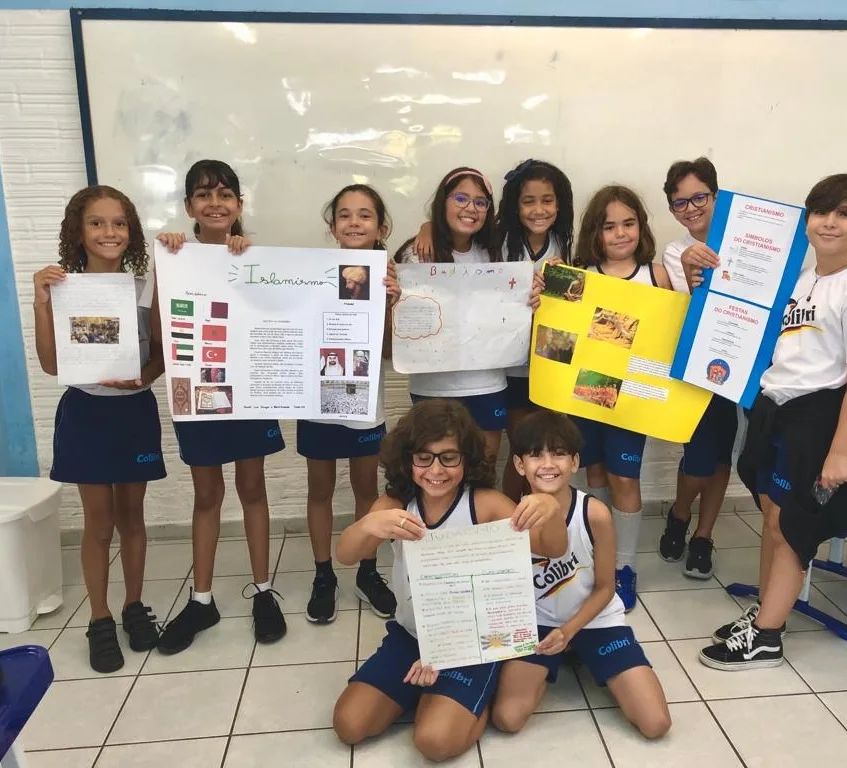 Os alunos do 5º ano realizaram uma atividade sobre os diferentes aspectos das várias religiões.